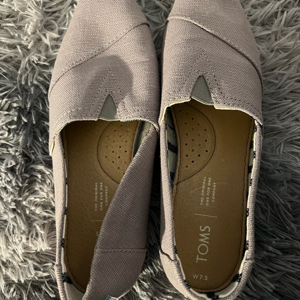 Toms 7.5 slip ons